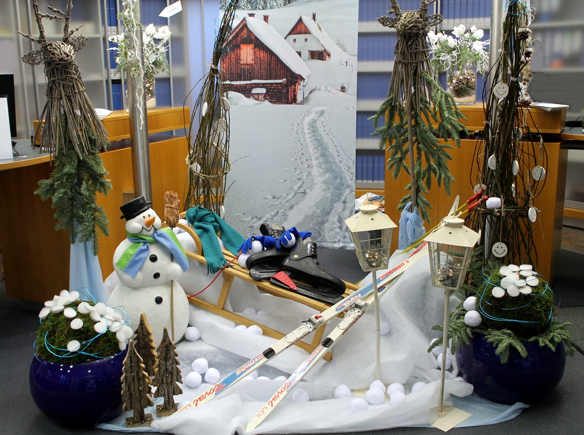 Die als Winterlandschaft dekorierte Filiale