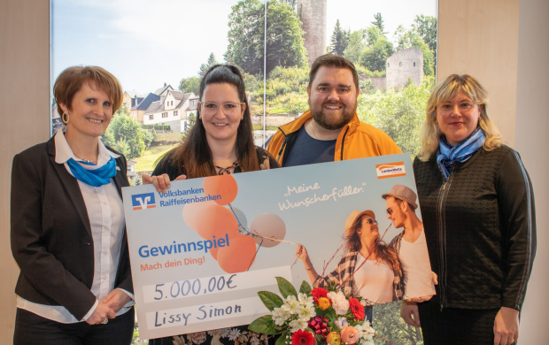Gewinnübergabe an Frau Simon am 03.03.2020 in der Filiale Bad Lobenstein Gewinnübergabe an Frau Simon am 03.03.2020 in der Filiale Bad Lobenstein